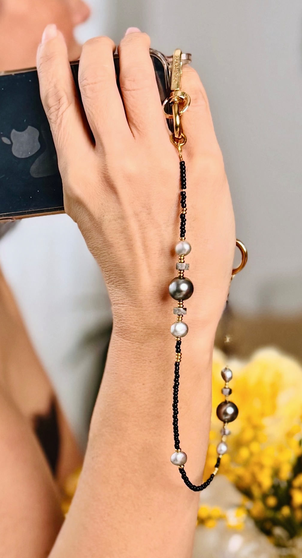 NOTTE PERLATA – Strap pentru telefon cu perle naturale și pietre naturale 32 cm