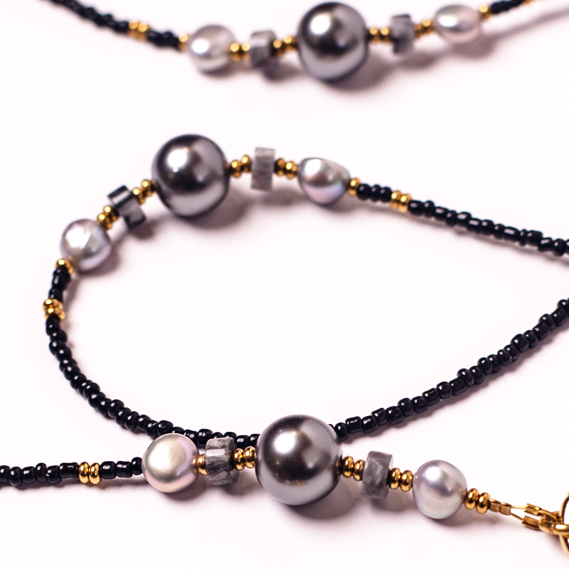 NOTTE PERLATA – Strap crossbody pentru telefon cu perle naturale și pietre naturale 120 cm